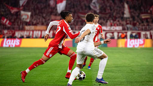 Michale Olise am Ball im Champions League-Viertelfinale zwischen dem FC Bayern und Real Madrid