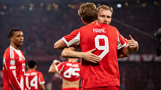 Konrad Laimer umarmt Harry Kane nach dem 2:2 im Champions League-Viertelfinale zwischen dem FC Bayern und Real Madrid