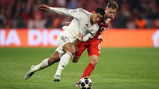 Joshua Kimmich mit Jude Bellingham im Kampf um den Ball im Champions League-Viertelfinale zwischen dem FC Bayern und Real Madrid