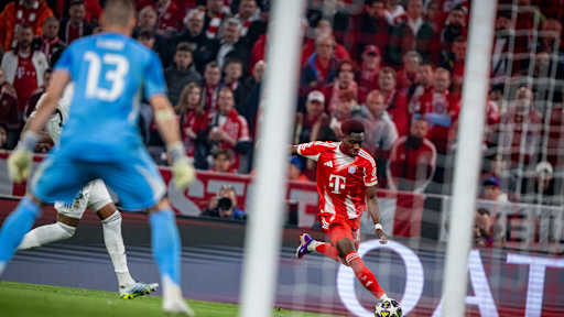 Alphonso Davies flankt vor das Tor im Champions League-Viertelfinale zwischen dem FC Bayern und Real Madrid