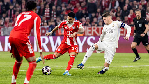 Luis Diaz beim Torschuss im Champions League-Viertelfinale zwischen dem FC Bayern und Real Madrid