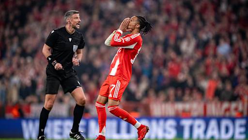 Michael Olise ärgert sich über eine vergebene Torchance im Champions League-Viertelfinale zwischen dem FC Bayern und Real Madrid