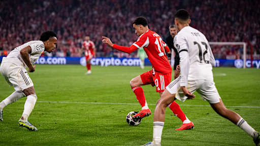 Jamal Musiala am Ball im Champions League-Viertelfinale zwischen dem FC Bayern und Real Madrid