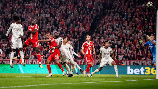 Dayot Upamecano köpft aufs Tor im Champions League-Viertelfinale zwischen dem FC Bayern und Real Madrid