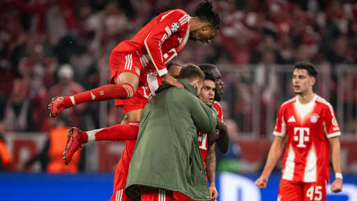 Jubeltraube um Torschütze Luis Diaz nach dem 3:3 im Champions League-Viertelfinale zwischen dem FC Bayern und Real Madrid