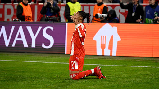 Michael Olise jubelt auf Knien nach dem 4:3 im Champions League-Viertelfinale zwischen dem FC Bayern und Real Madrid