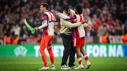 Vincent Kompany umarmt Serge Gnabry nach dem 4:3-Sieg im im Champions League-Viertelfinale zwischen dem FC Bayern und Real Madrid