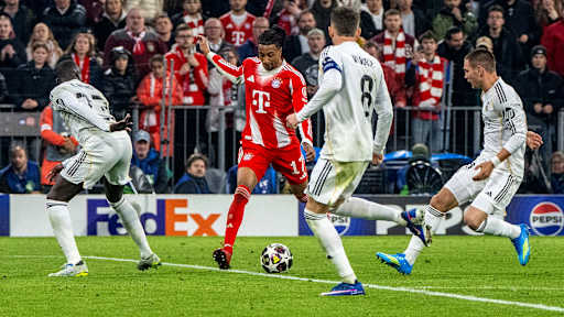 Michael Olise schießt zum 4:3 im im Champions League-Viertelfinale zwischen dem FC Bayern und Real Madrid