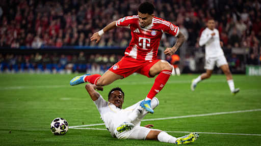 Luis Diaz springt über die Grätsche von Eder Militao im Champions League-Viertelfinale zwischen dem FC Bayern und Real Madrid