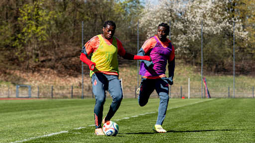 Frank Egwuatu mit dem Ball am Fuß im Zweikampf mit Oluwaseyi Wilson.