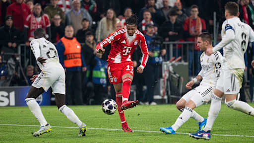Michael Olise beim Torschuss im Spiel des FC Bayern gegen Real Madrid