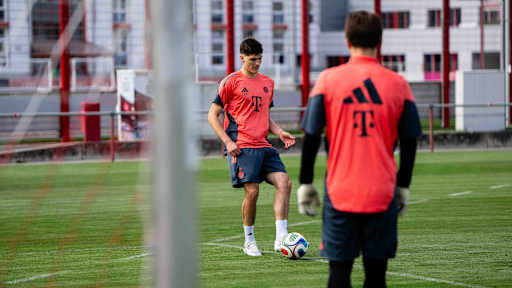 Ljubo Puljic passt den Ball im Training der FC Bayern Amateure.