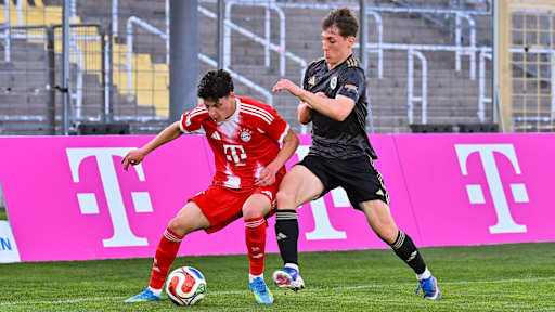 Deniz Ofli behauptet den Ball vor seinem Gegenspieler.