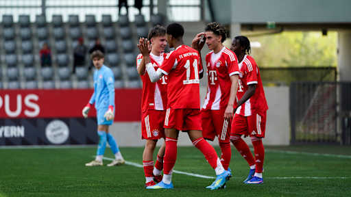 Die FC Bayern U17 bejubelt einen Treffer.