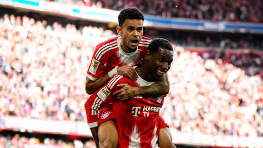 Nicolas Jackson jubelt mit Luis Díaz auf dem Rücken während des Bundesliga-Heimspiels des FC Bayern gegen den VfB Stuttgart