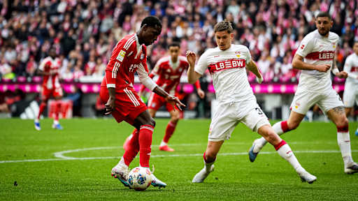 Nicolas Jackson mit Ball am Fuß während des Bundesliga-Heimspiels des FC Bayern gegen den VfB Stuttgart