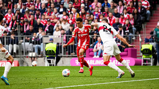 Jamal Musiala im Dribbling während des Bundesliga-Heimspiels des FC Bayern gegen den VfB Stuttgart