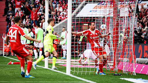 Raphaël Guerreiro trifft zum 1:1 während des Bundesliga-Heimspiels des FC Bayern gegen den VfB Stuttgart