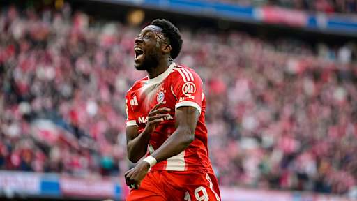 Alphonso Davies jubelt während des Bundesliga-Heimspiels des FC Bayern gegen den VfB Stuttgart