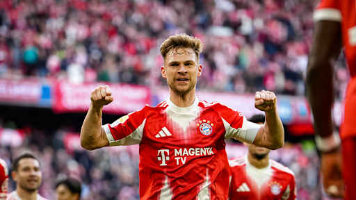 Joshua Kimmich ballt die Fäuste während des Bundesliga-Heimspiels des FC Bayern gegen den VfB Stuttgart