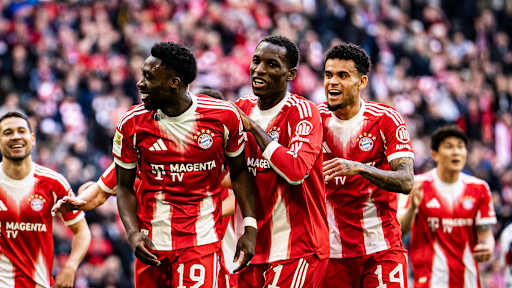Alphonso Davies, Luis Díaz und Nicolas Jackson jubeln während des Bundesliga-Heimspiels des FC Bayern gegen den VfB Stuttgart