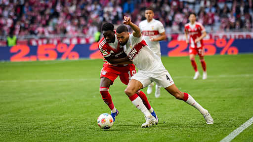 Alphonso Davies im Zweikampf des Bundesliga-Heimspiels des FC Bayern gegen den VfB Stuttgart