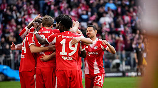 Raphaël Guerreiro, Alphonso Davies, Harry Kane und Co. jubeln während des Bundesliga-Heimspiels des FC Bayern gegen den VfB Stuttgart