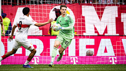 Jonas Urbig mit Ball in der Hand während des Bundesliga-Heimspiels des FC Bayern gegen den VfB Stuttgart