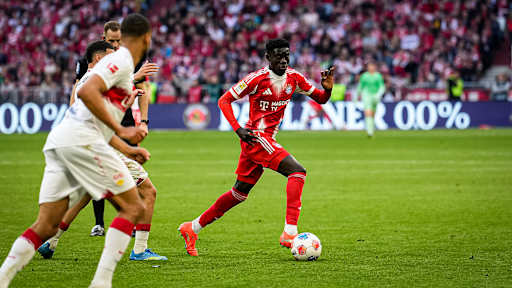 Bara Sapoko Ndiaye mit Ball am Fuß während des Bundesliga-Heimspiels des FC Bayern gegen den VfB Stuttgart