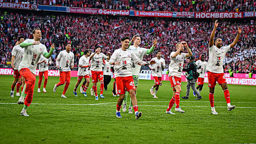 Die Mannschaft feiert die Deutsche Meisterschaft vor der Kurve nach dem Heimsieg gegen den VfB Stuttgart