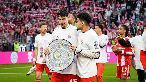 Die Mannschaft feiert die Deutsche Meisterschaft nach dem Heimsieg gegen den VfB Stuttgart