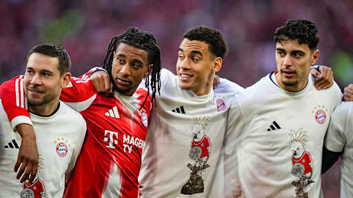 Die Mannschaft feiert die Deutsche Meisterschaft nach dem Heimsieg gegen den VfB Stuttgart