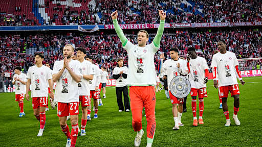Die Mannschaft feiert die Deutsche Meisterschaft nach dem Heimsieg gegen den VfB Stuttgart