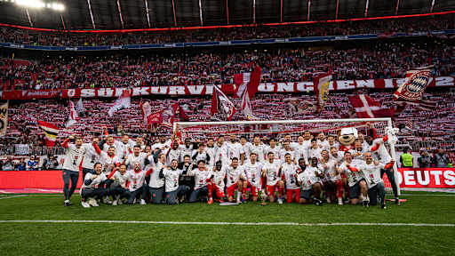 Die Mannschaft und das Trainerteam des FC Bayern jubeln vor der Südkurve  über die Meisterschaft