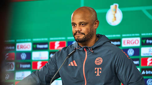 Vincent Komapny im Pressetalk des FCB Bayern vor dem DFB-Pokal-Halbfinale in Leverkusen