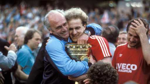 Udo Lattek und Karl-Heinz Rummenigge nach dem DFB-Pokalsieg 1984