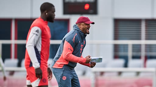 Vincent Kompany gibt Anweisungen im Training des FC Bayern