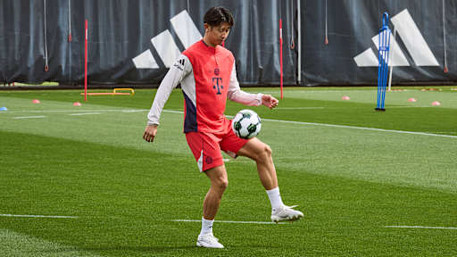 Manuel Neuer läuft im gelben Leibchen im Training des FC Bayern