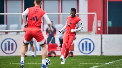 Alphonso Davies spielt einen Pass im Training des FC Bayern