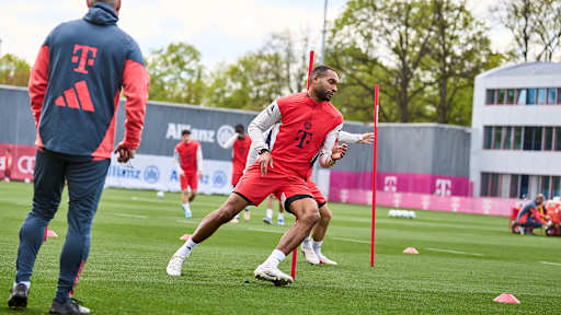 Jonathan Tah rennt im Training des FC Bayern