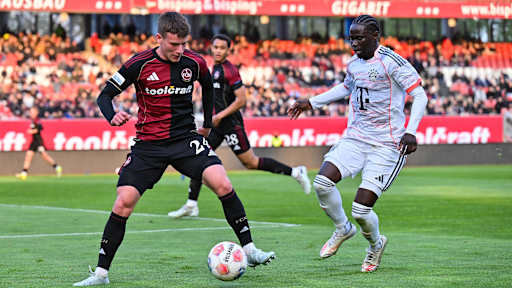 Bajung Darboe im Zweikampf um den Ball mit seinem Gegenspieler.