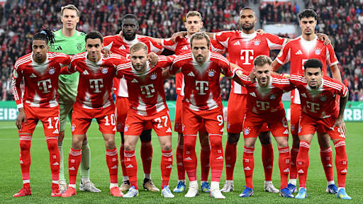 Die Spieler des FC Bayern posieren für ein Mannschaftsfoto vor dem DFB-Pokal-Halbfinale bei Bayer 04 Leverkusen.