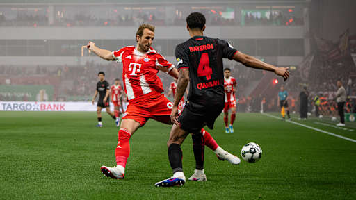 Harry Kane führt einen Zweikampf im DFB-Pokal-Halbfinale des FC Bayern bei Bayer 04 Leverkusen.