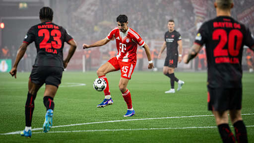 Aleskandar Pavlovic bei der Ballannahme im DFB-Pokal-Halbfinale des FC Bayern bei Bayer 04 Leverkusen.