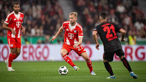 Konrad Laimer führt einen Zweikampf im DFB-Pokal-Halbfinale des FC Bayern bei Bayer 04 Leverkusen.