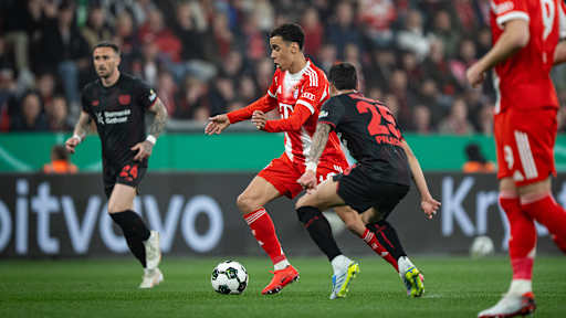 Jamal Musiala dribbelt mit dem Ball im DFB-Pokal-Halbfinale des FC Bayern bei Bayer 04 Leverkusen.