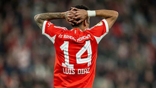 Luis Diaz ärgert sich nach seiner vergebenen Torchance im DFB-Pokal-Halbfinale des FC Bayern bei Bayer 04 Leverkusen.