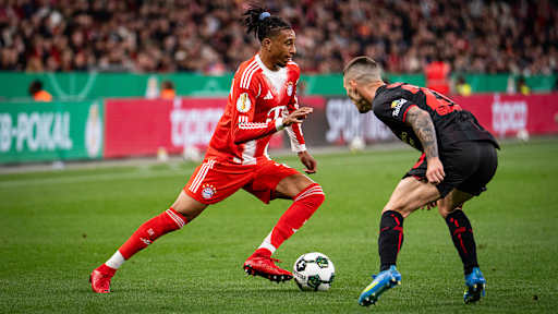 Michael Olise dribbelt mit dem Ball im DFB-Pokal-Halbfinale des FC Bayern bei Bayer 04 Leverkusen.