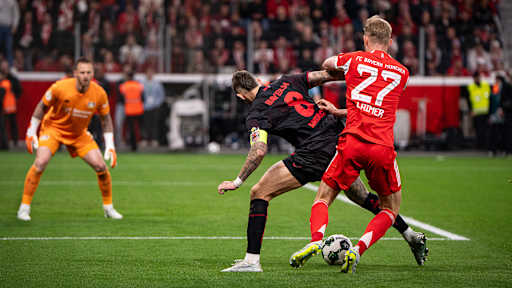 Konrad Laimer dribbelt mit dem Ball im DFB-Pokal-Halbfinale des FC Bayern bei Bayer 04 Leverkusen.