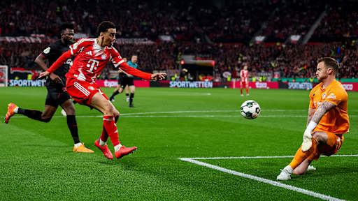 Jamal Musiala vergibt eine Torchance im DFB-Pokal-Halbfinale des FC Bayern bei Bayer 04 Leverkusen.